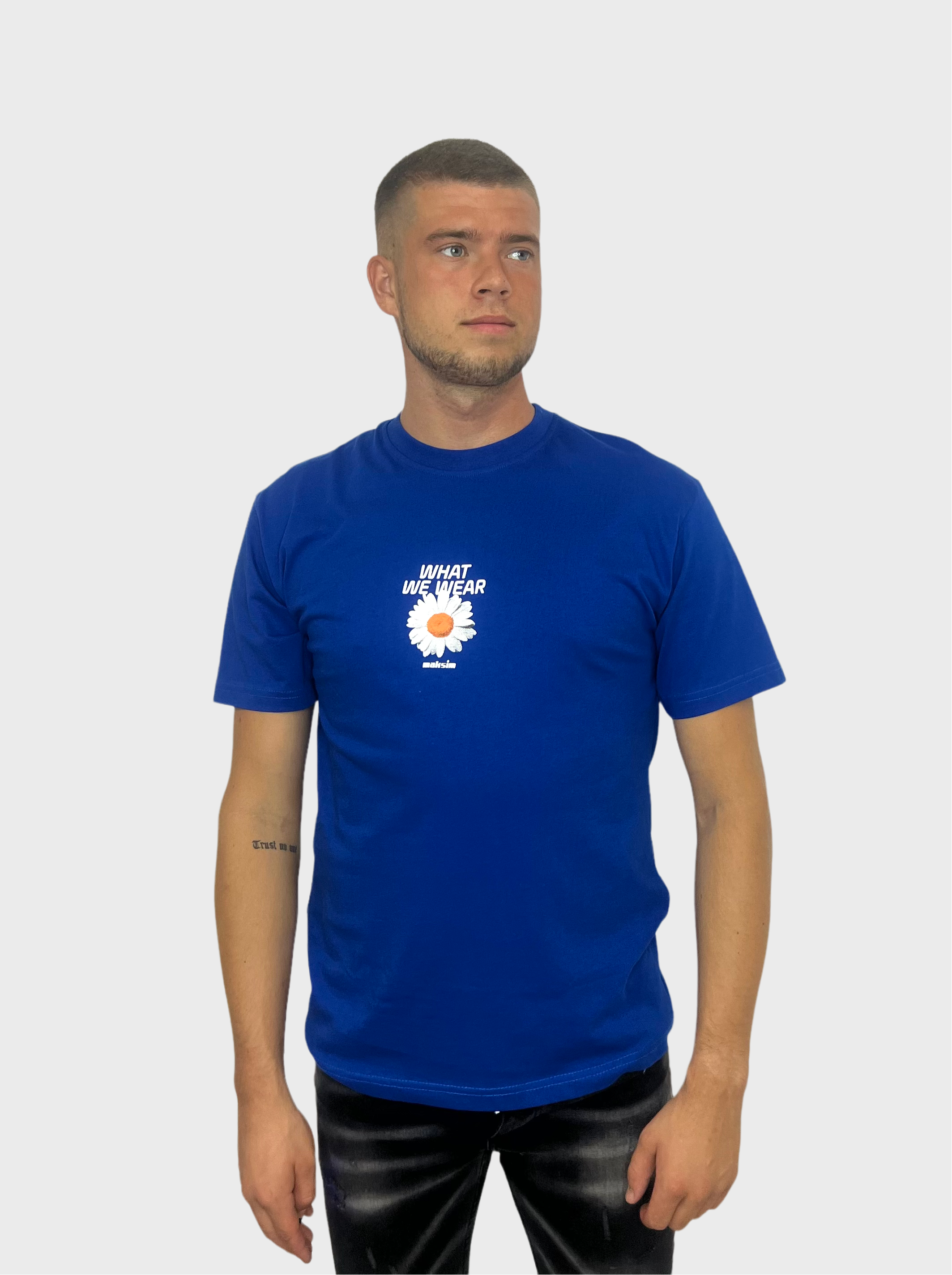 What We Wear T-Shirt - Kobalt Blauw