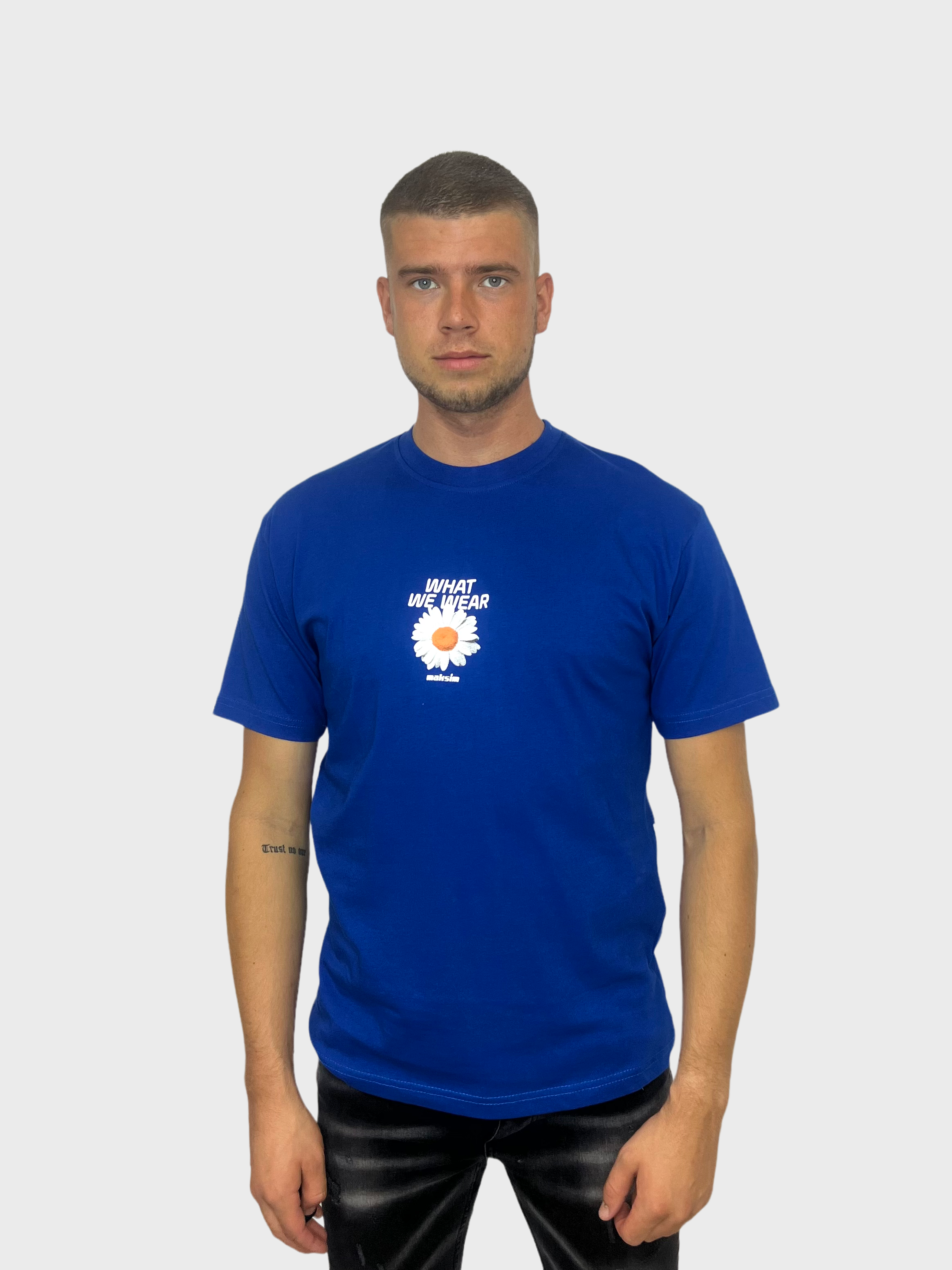 What We Wear T-Shirt - Kobalt Blauw