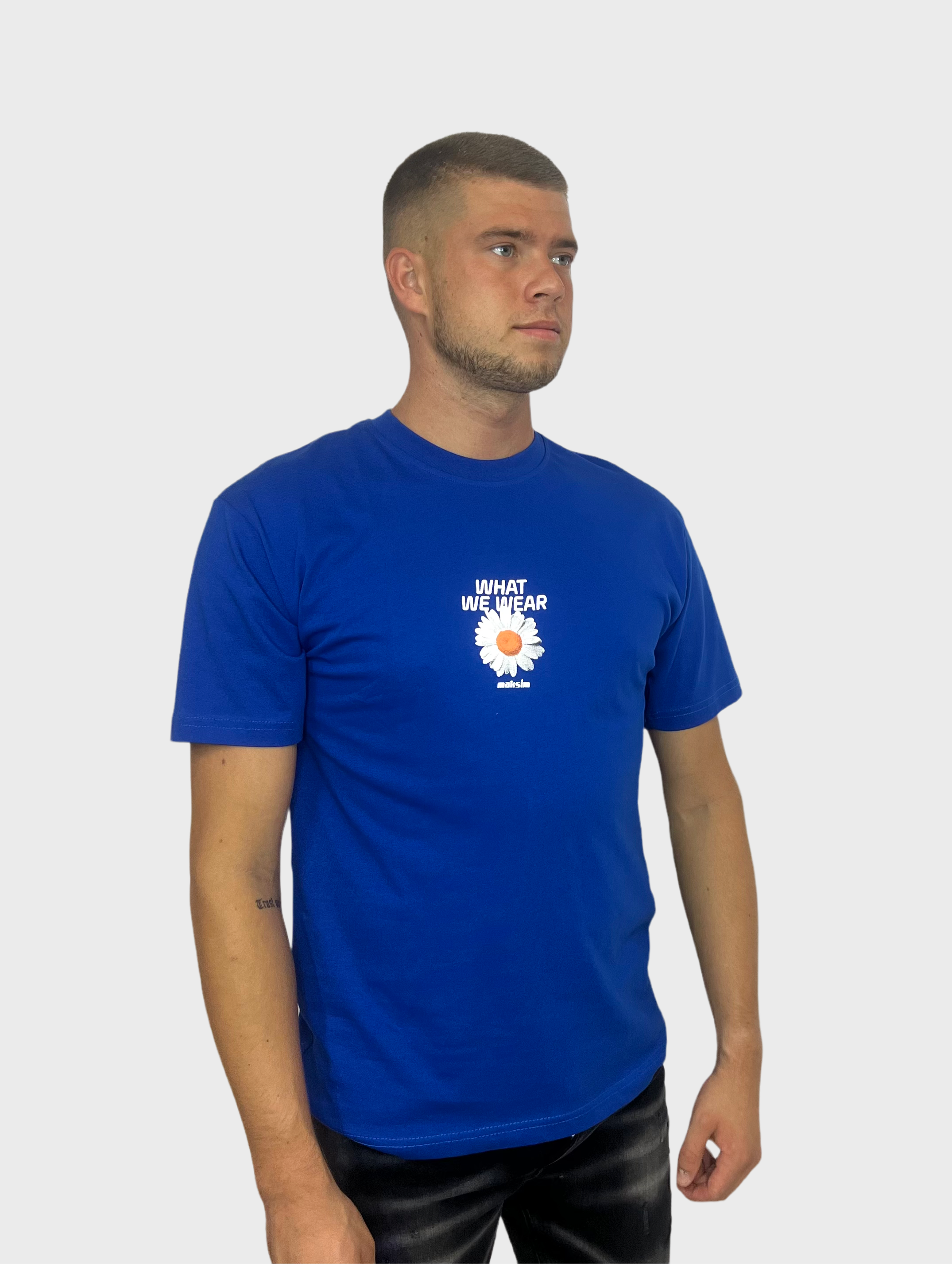 What We Wear T-Shirt - Kobalt Blauw